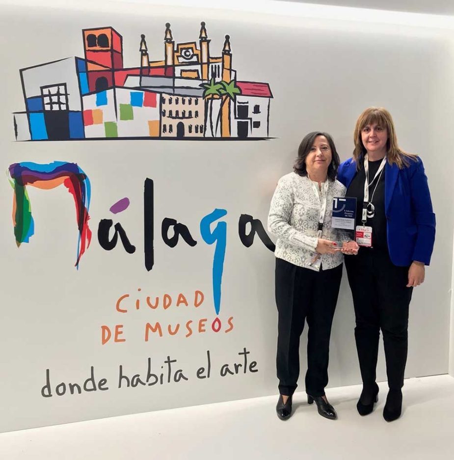 Carmen Rubio, responsable de Sicted Málaga, recibiendo el premio.