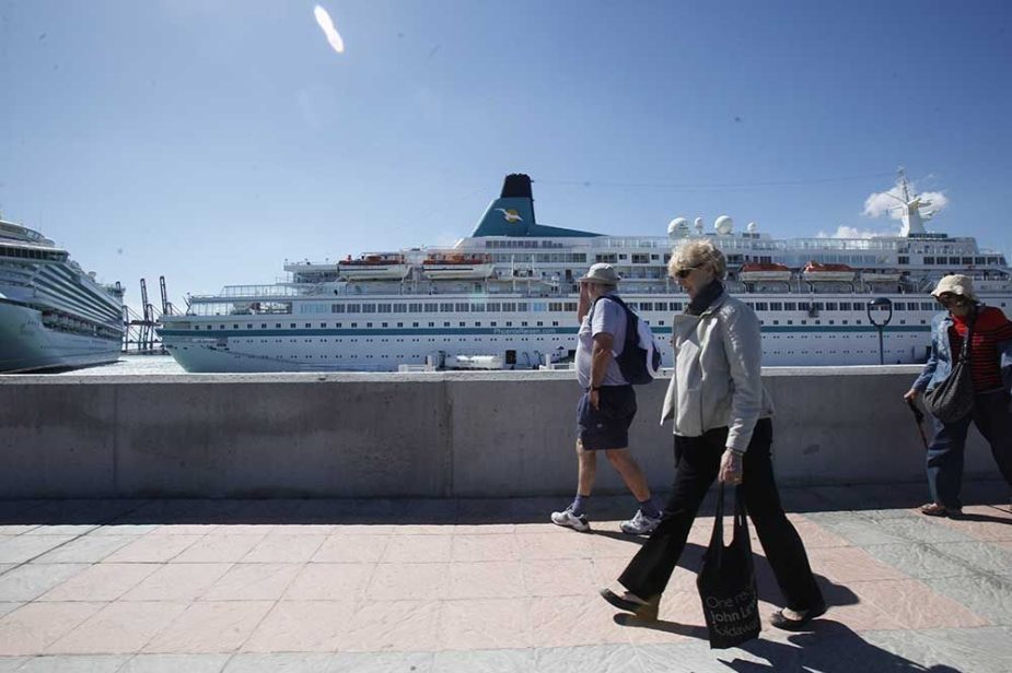 Usuarios dentro de la Estación Marítima de Málaga.