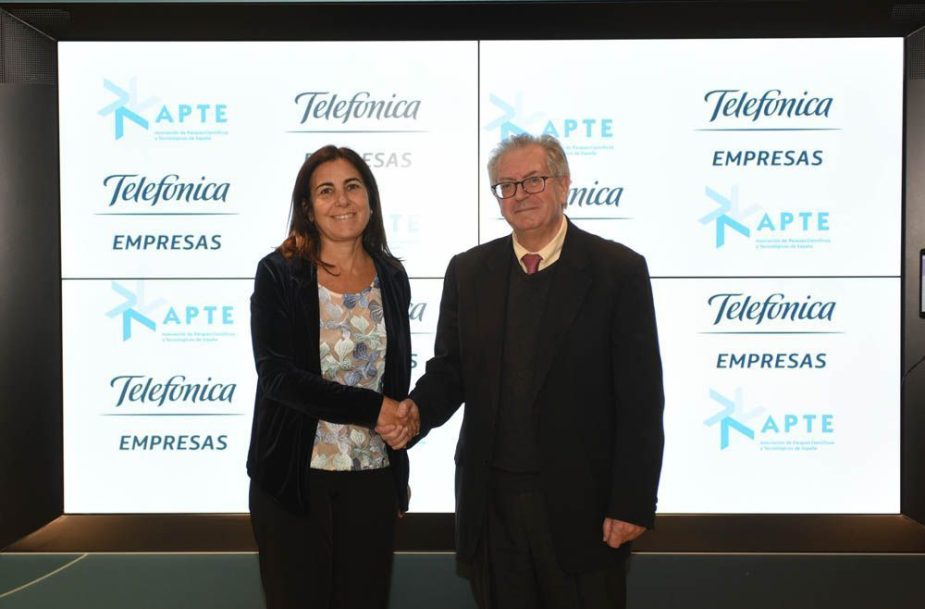Sellado del acuerdo entre APTE y Telefónica.