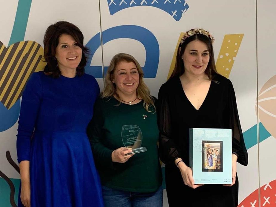 Beli Casillas, en el centro, ganadora del premio Extraordinarias gracias a su proyecto MicoTime.