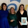 Beli Casillas, en el centro, ganadora del premio Extraordinarias gracias a su proyecto MicoTime.