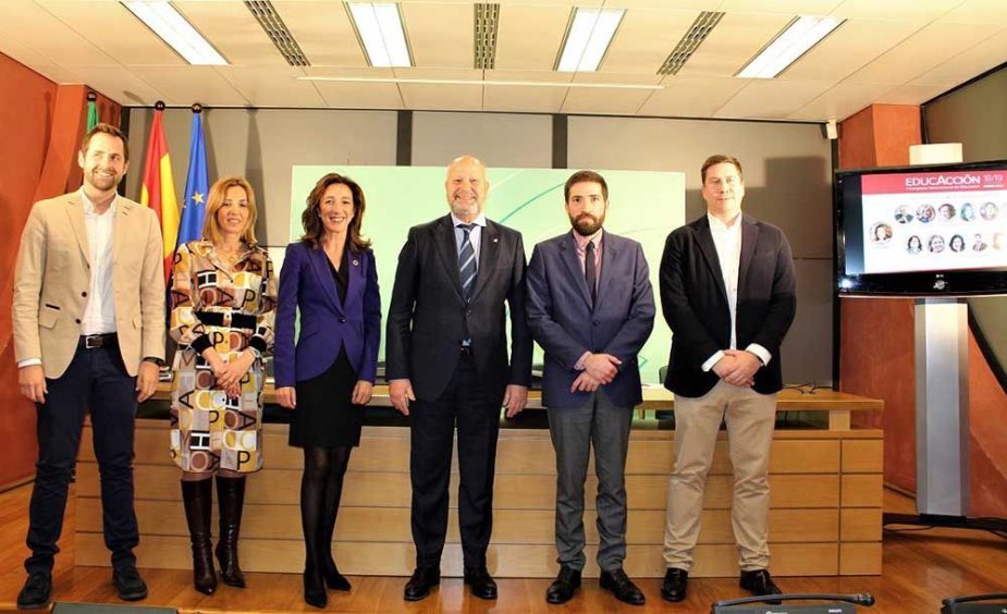 Foto de familia presentación EducACCIÓN