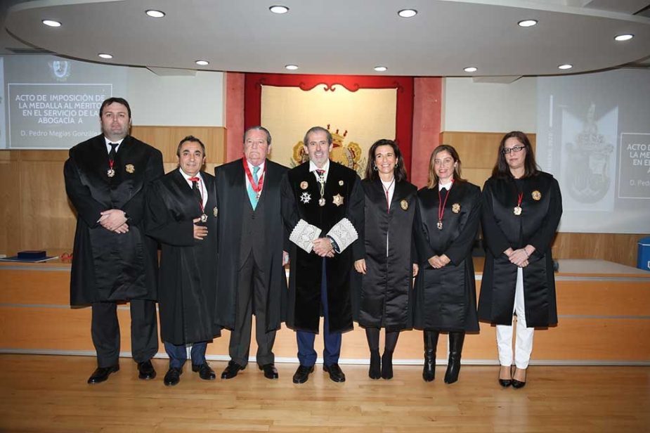 Francisco Javier Lara, Pedro Megías, Inmaculada Atencia y varios diputados de la Junta de Gobierno.