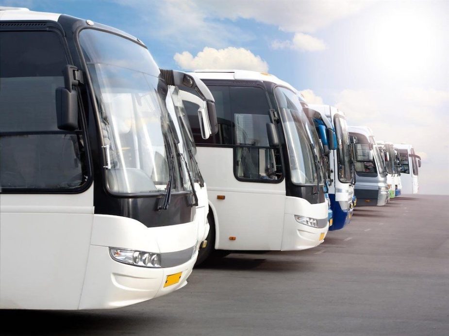 Autobuses en un aparcamiento.