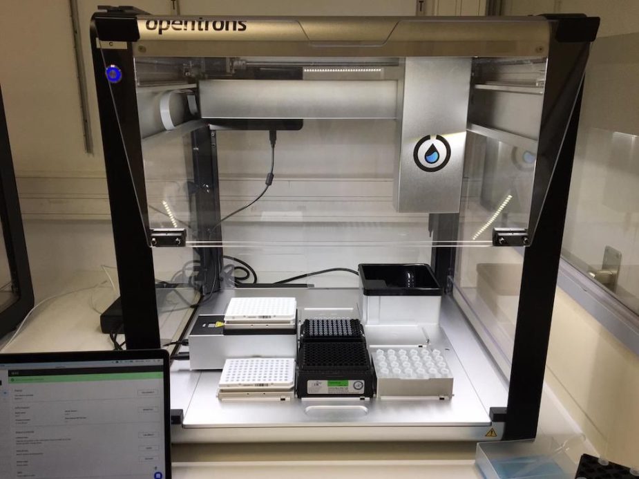 Merlin Properties financia la compra de 4 robots que permiten hacer pruebas PCR.