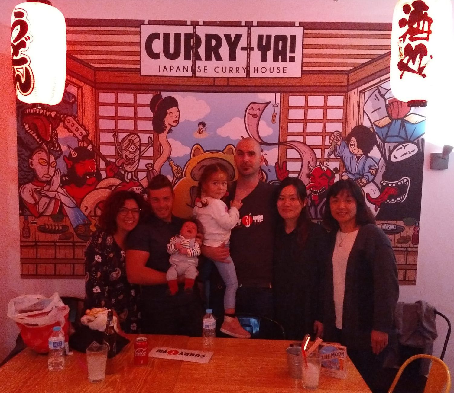 A la derecha la directora de Extenda Japón en Curry-Ya!