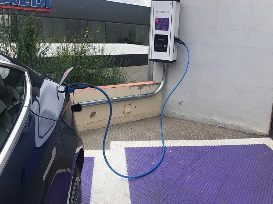 Endes instala el primer punto de recarga semi-rápido para vehículos eléctricos en Antequera