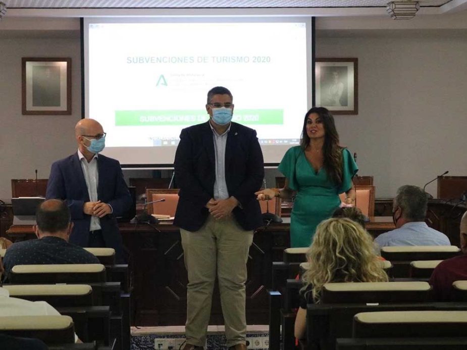 El alcalde de Mijas, Josele González, en el centro, junto a la delegada de Turismo, Nuria Rodríguez