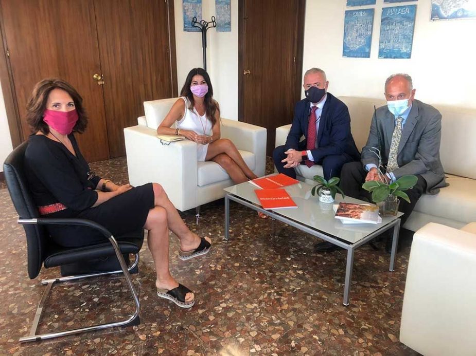 De izquierda a derecha, Isabel Rodríguez, gerente del Colegio, Nuria Rodríguez, delegada de Justicia de la Junta en Málaga, Juan Carlos Robles, decano de los economistas, y Manuel Méndez, secretario.