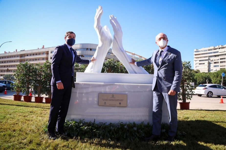 La escultura homenaje se ubica en la plaza de la Solidaridad de la capital malagueña