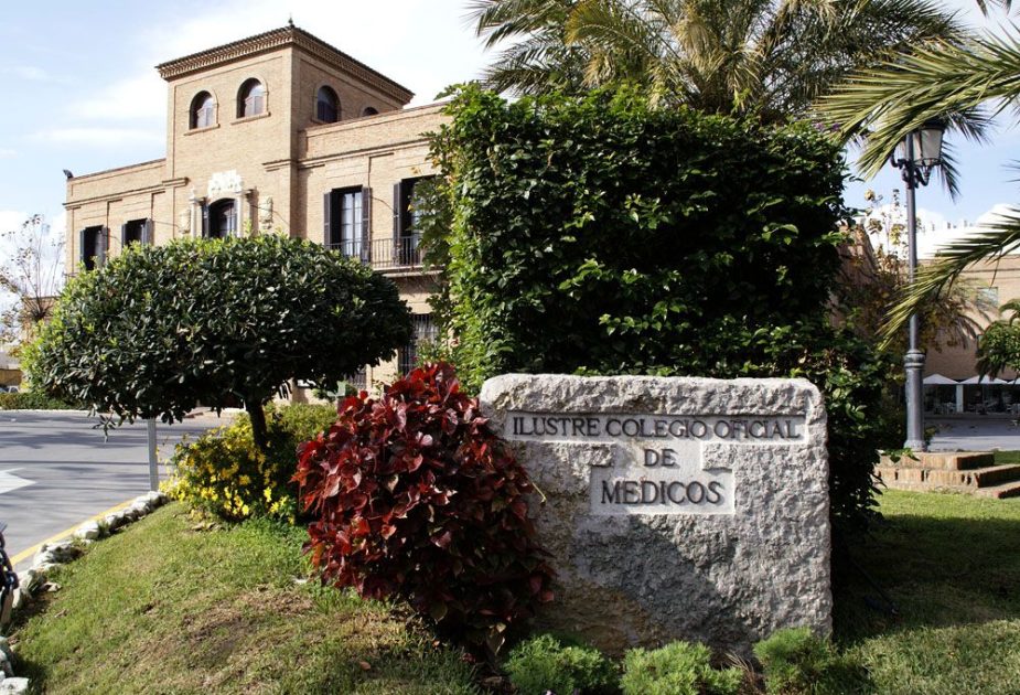 Entrada principal del Colegio de Médicos de Málaga