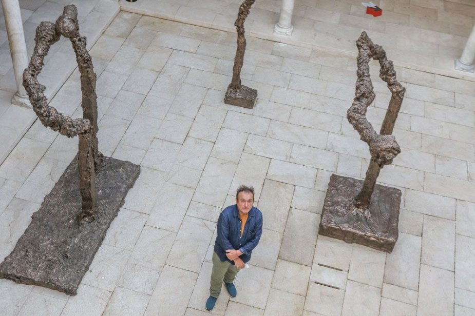 Grupo esculturas de bronce perteneciente a la exposición que se exponen en el patio del Museo Picasso Málaga
