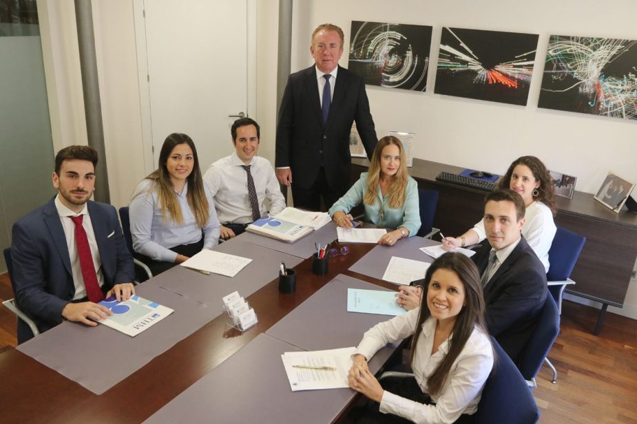 Eduardo Molina, socio director junto a su equipo