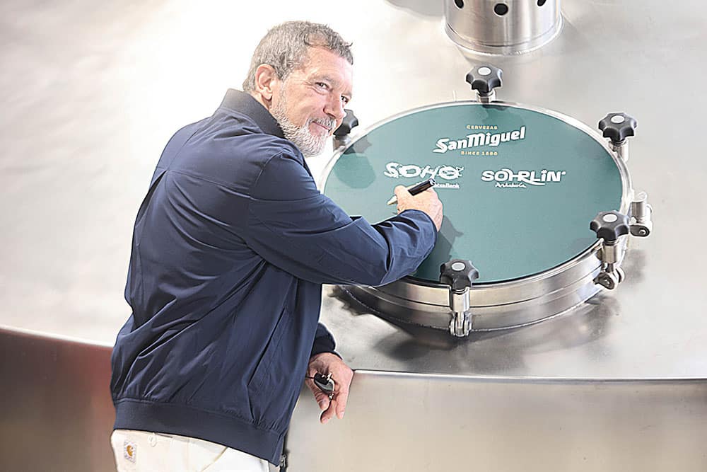 cervezas san miguel y antonio banderas