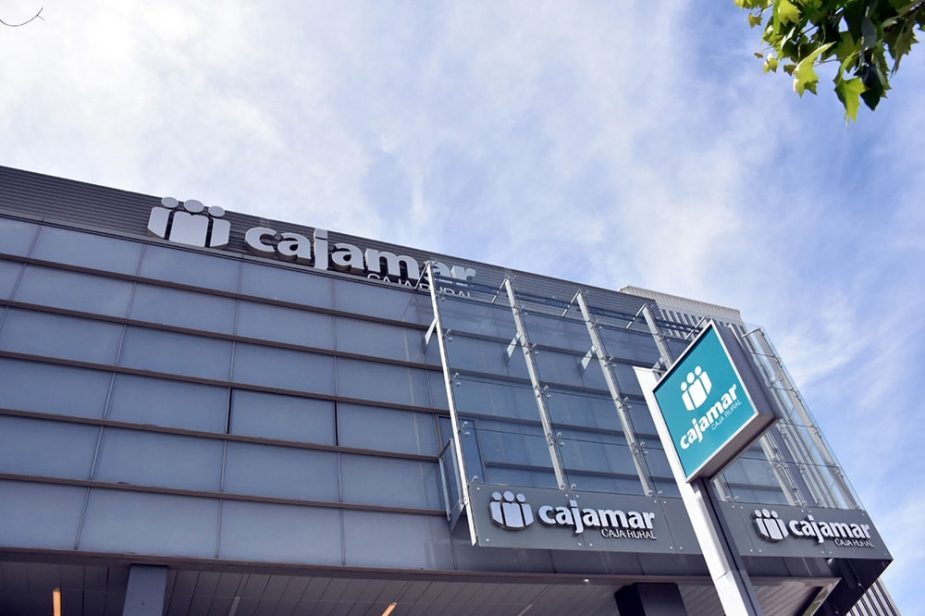 Fachada de la sede central de Grupo Cooperativo Cajamar en Almería