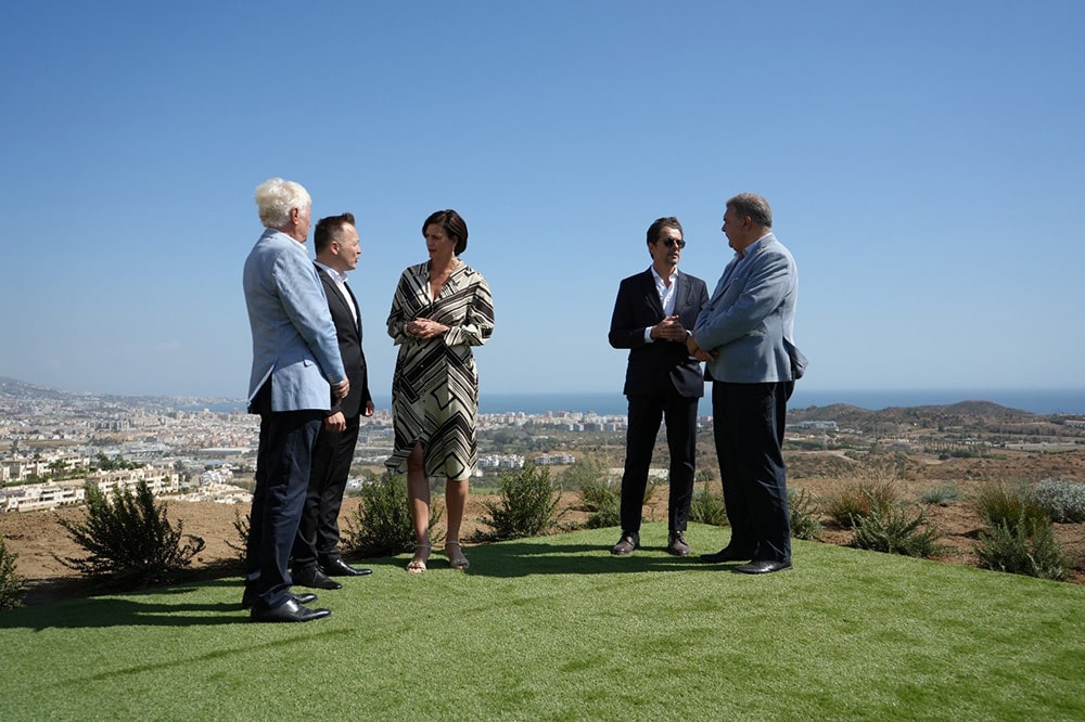 Directivos de Cordia y autoridades locales durante la presentación de la nueva promoción residencial en Mijas