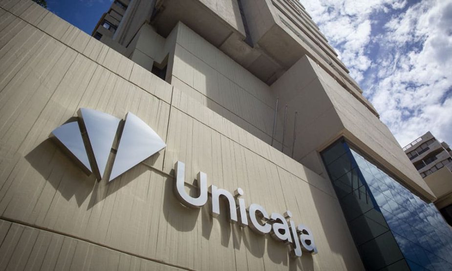 reorganización negocio retail Unicaja