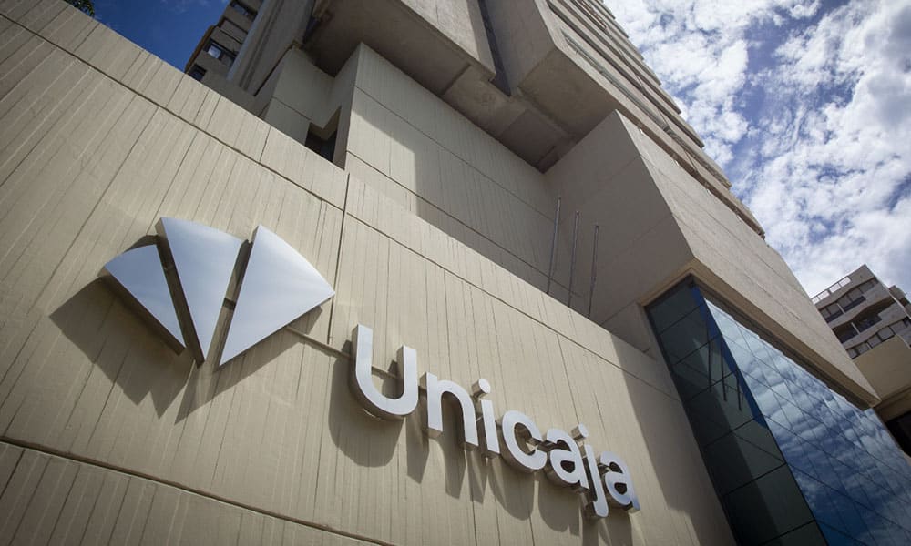 reorganización negocio retail Unicaja