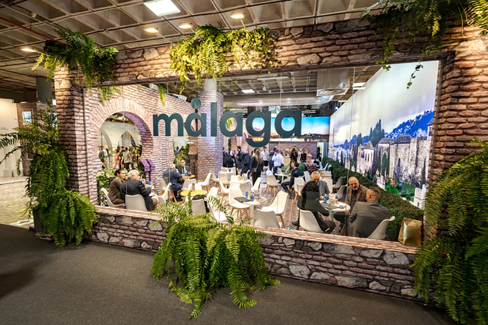 El espacio expositivo de Málaga en FITUR 2026 se convirtió en un punto clave de reuniones profesionales.
