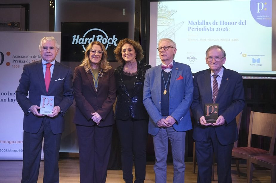 FOTO PREMIADOS Y PRESIDENTA APM