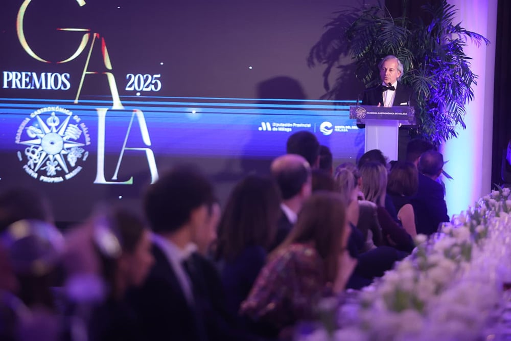 Manolo Tornay da la bienvenida a la gala celebrada en el Gran Hotel Miramar