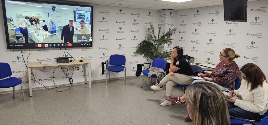 Profesionales sanitarios siguen una sesión de simulación clínica en Quirónsalud Málaga.
