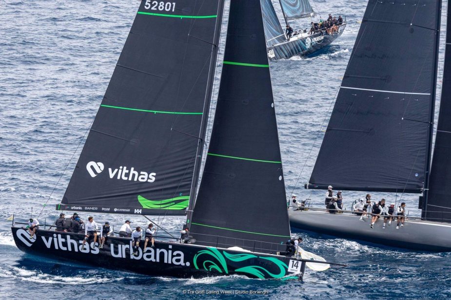 El barco Vithas Urbania durante una competición internacional de vela