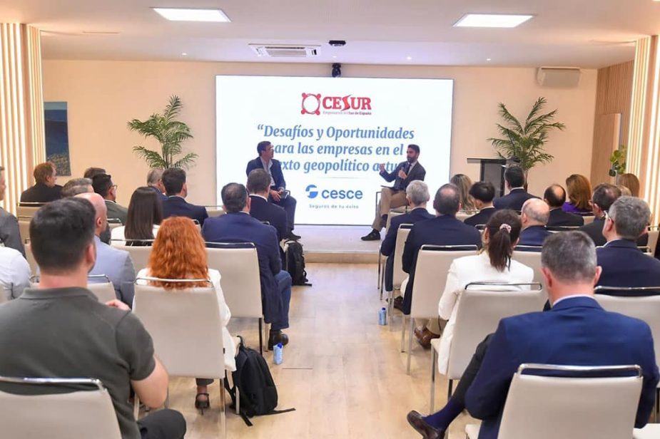Asistentes durante una jornada de CESUR y Cesce celebrada en Málaga.