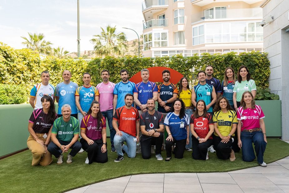 Representantes de las 22 empresas participantes posan durante la presentación de Málaga Tech Games 2026 en Málaga.