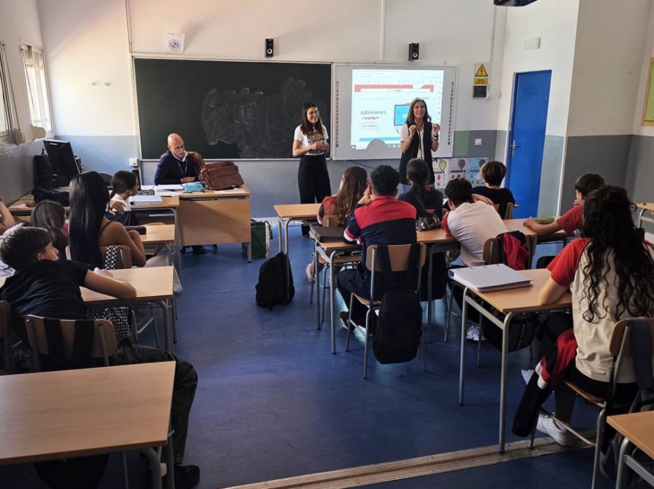 Alumnos participan en un taller sobre salud mental y prevención de adicciones en Málaga.
