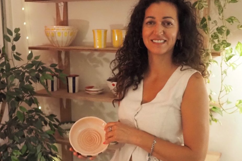 Verónica Núñez con una de las piezas de Alfar Tierra Cocida.