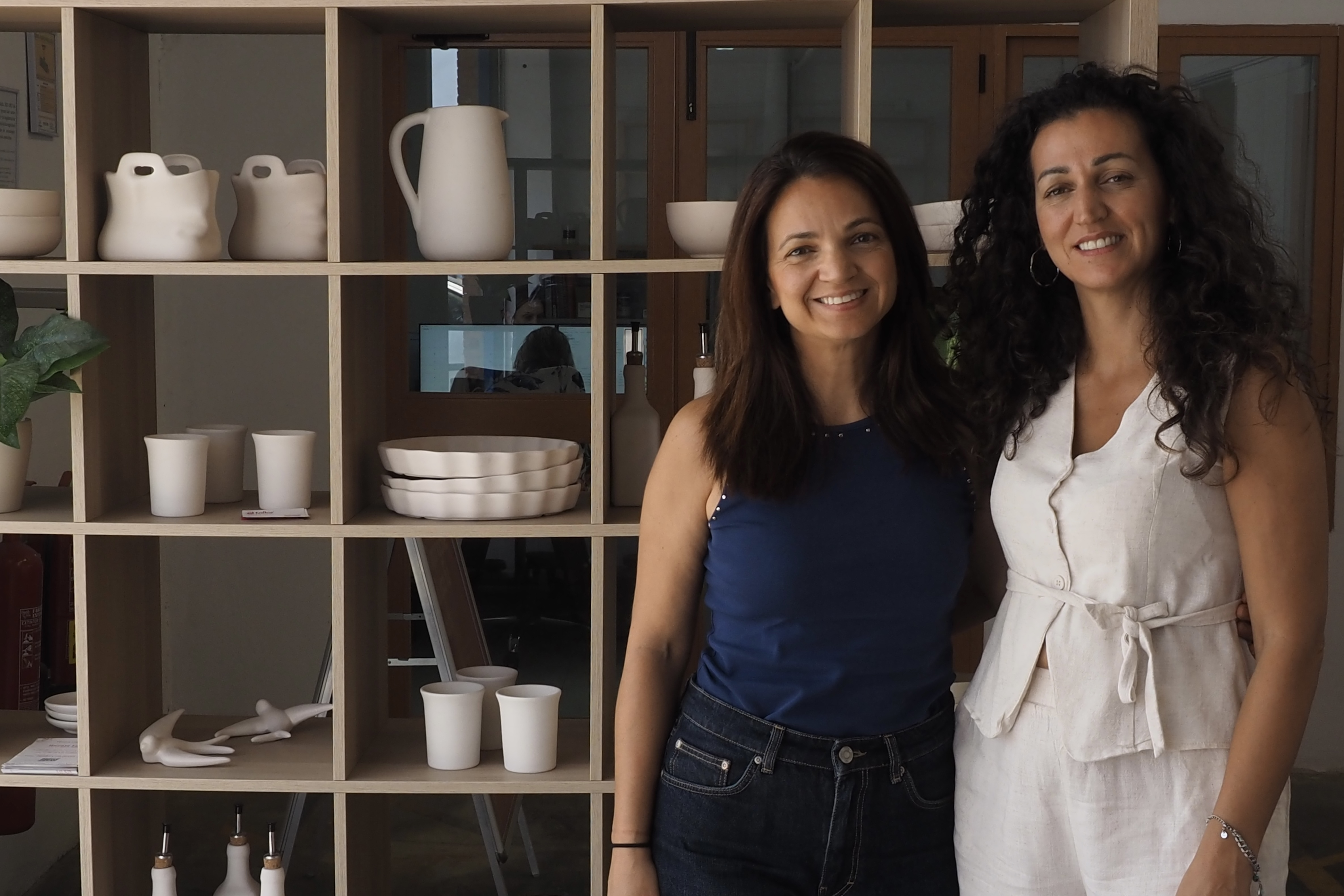 Verónica Núñez junto a su hermana en las instalaciones de Alfar Tierra Cocida.