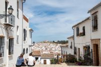 Turistas paseando por Antequera.