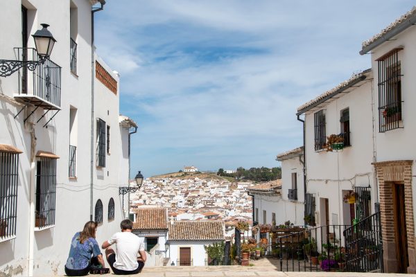 Turistas paseando por Antequera.