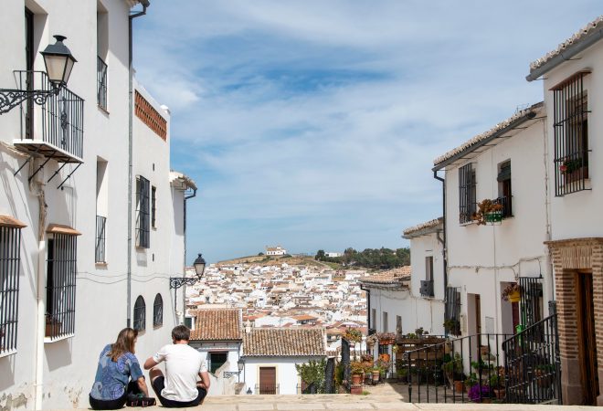 Turistas paseando por Antequera.