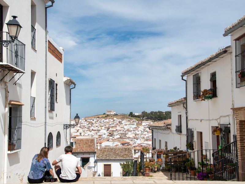 Turistas paseando por Antequera.
