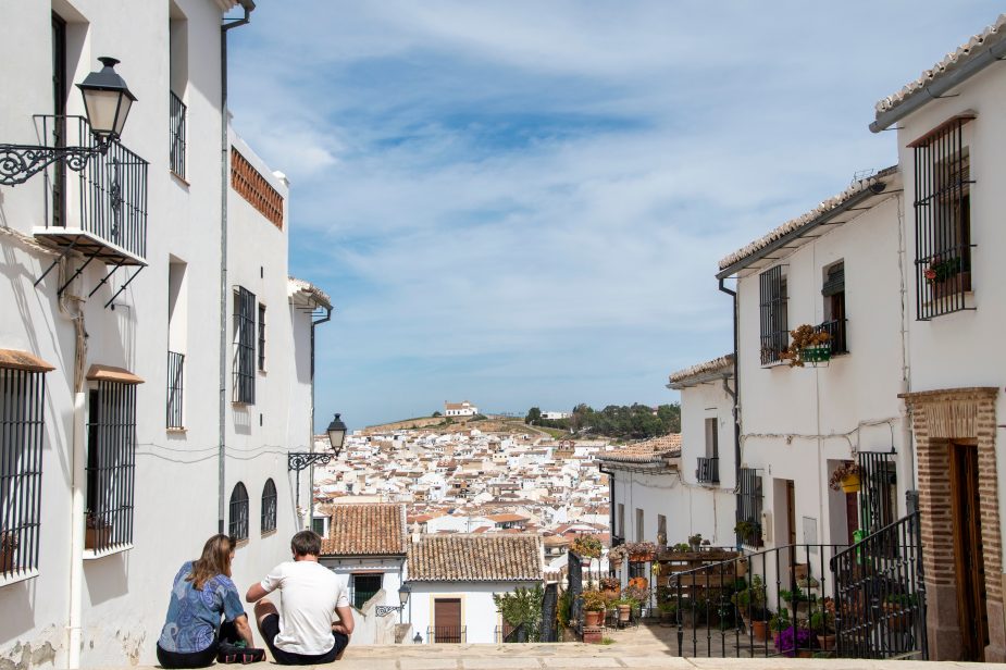 Turistas paseando por Antequera.