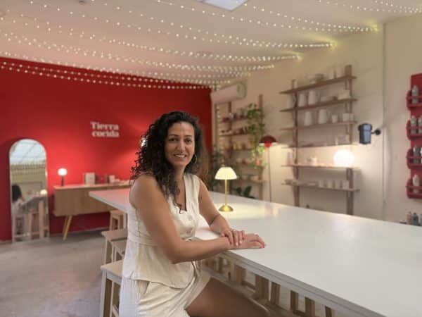 Verónica Núñez en el Taller de Tierra Cocida.