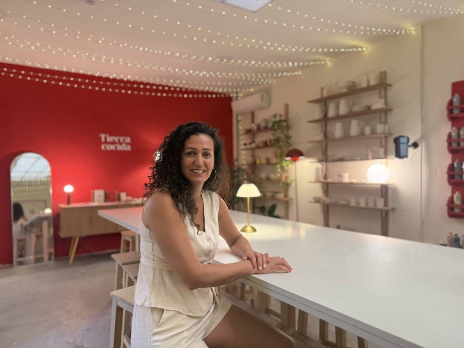 Verónica Núñez en el Taller de Tierra Cocida.