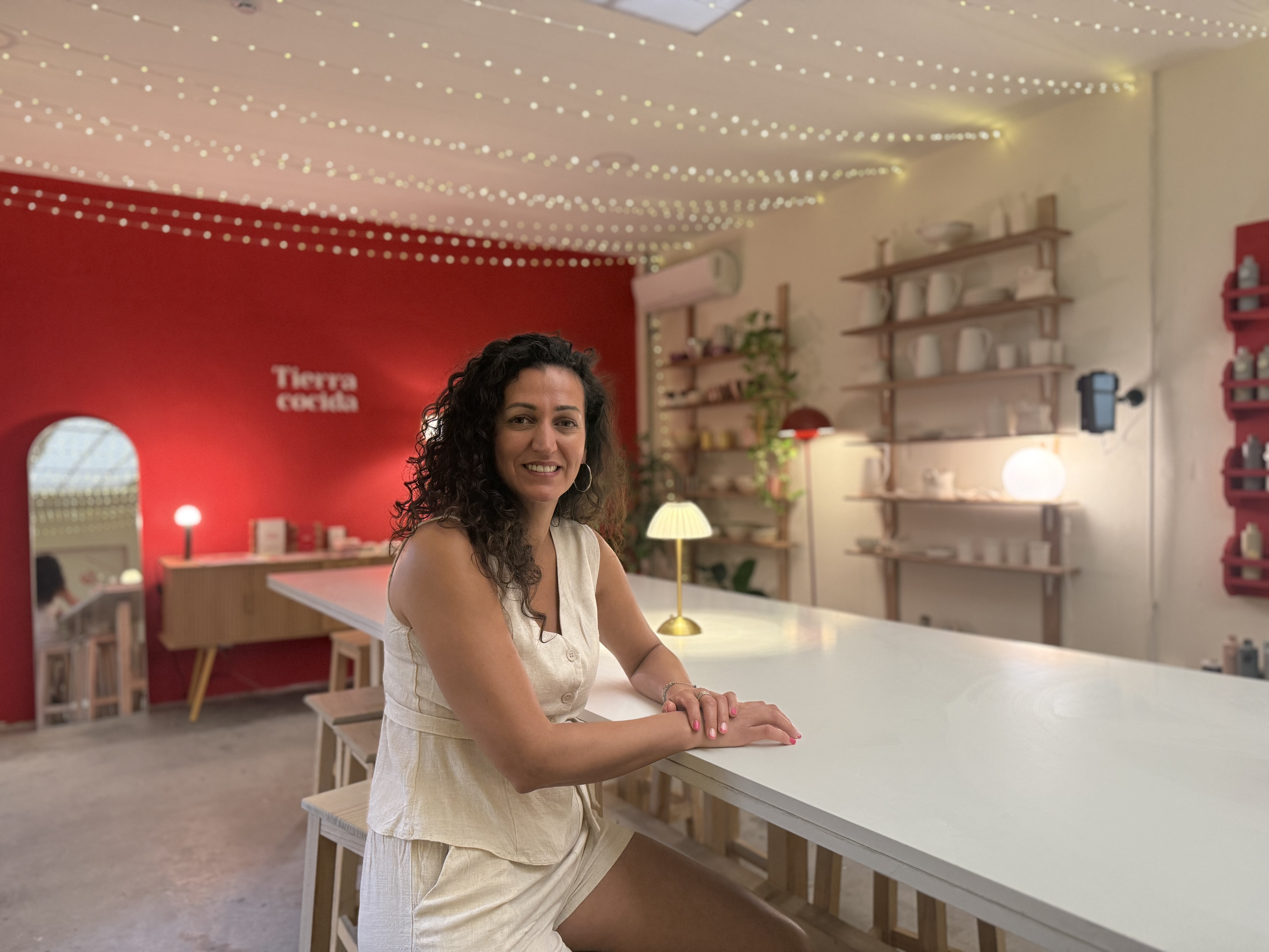 Verónica Núñez en el Taller de Tierra Cocida.