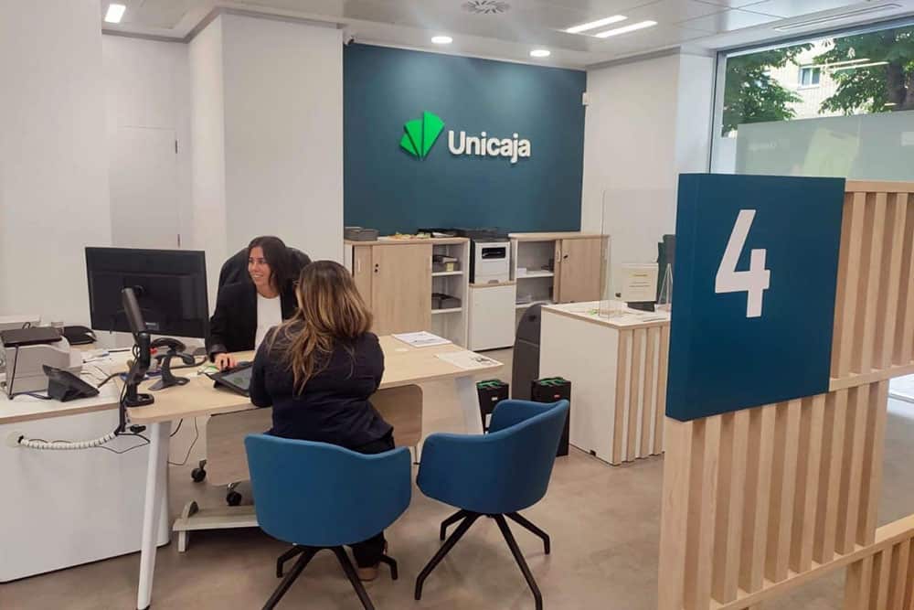 Oficina de Unicaja con personal atendiendo a los usuarios.