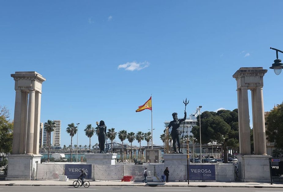 Estatuas en el acceso al Puerto de Málaga.