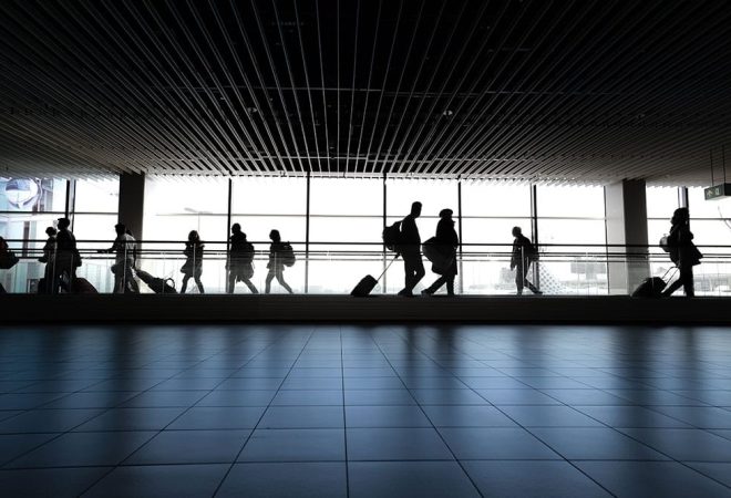 Viajeros en trayecto en un aeropuerto.