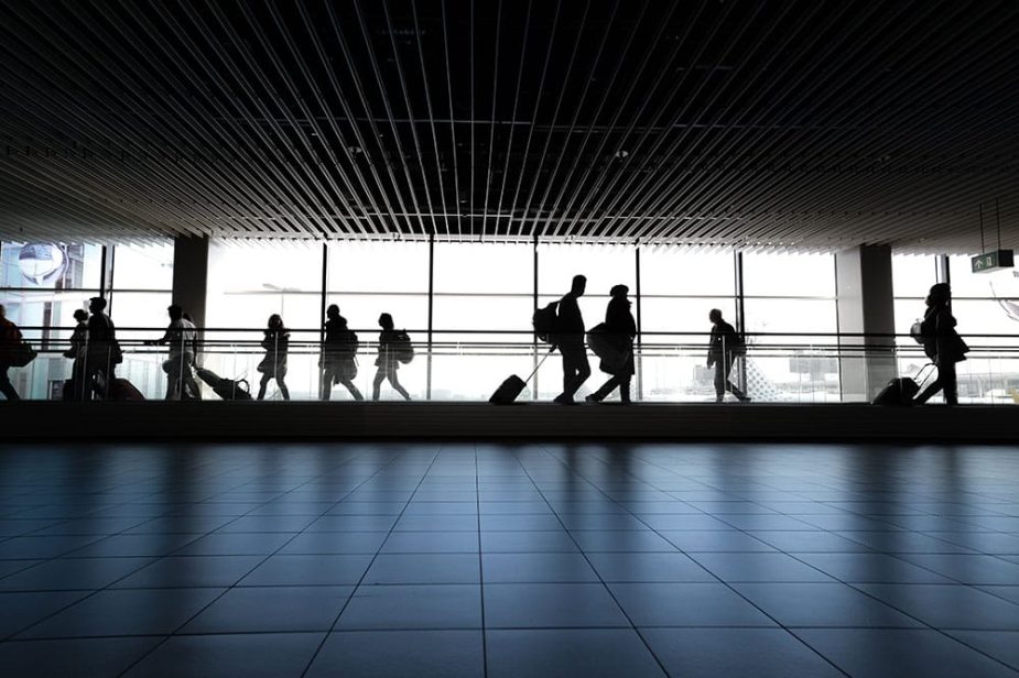 Viajeros en trayecto en un aeropuerto.