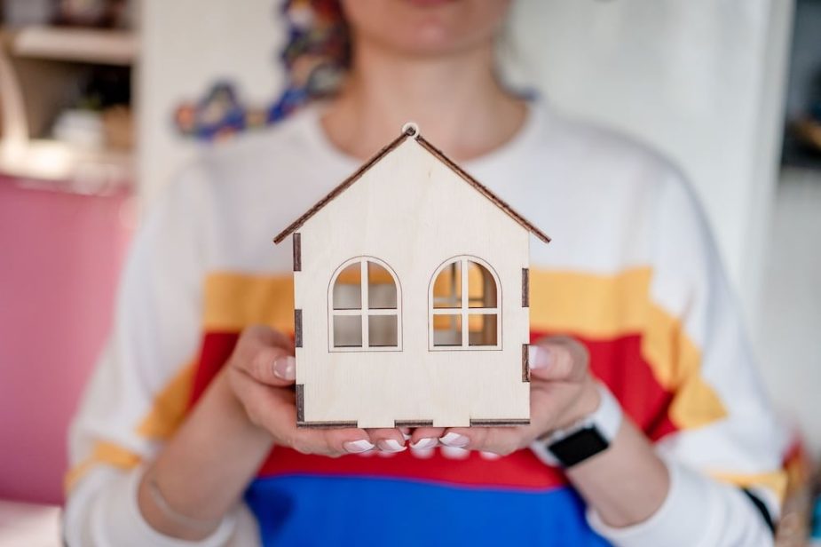 Comprar vivienda en la costa de Málaga supone el 57% de la renta.