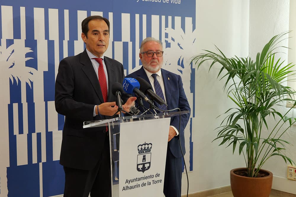 José Antonio Nieto, consejero de Inteligencia Artificial, Desarrollo Digital y Administración Pública, junto al alcalde de Alhaurín de la Torre, Joaquín Villanova, durante la presentación del nuevo convenio.