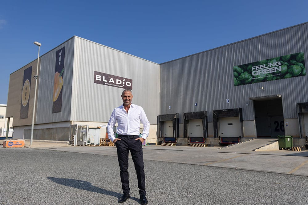 Eladio Rueda, fundador de la compañía, ante las instalaciones de Frutas y Verduras Eladio en Mercamálaga.