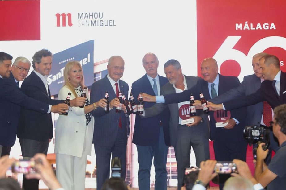 Reconocimientos en el aniversario de Mahou San Miguel en Málaga.