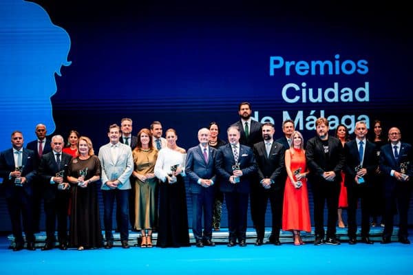 Representantes y protagonistas de los Premios Ciudad de Málaga 2026, tras recibir sus reconocimientos.