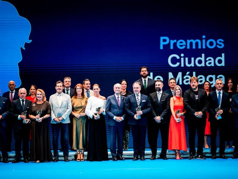 Representantes y protagonistas de los Premios Ciudad de Málaga 2026, tras recibir sus reconocimientos.